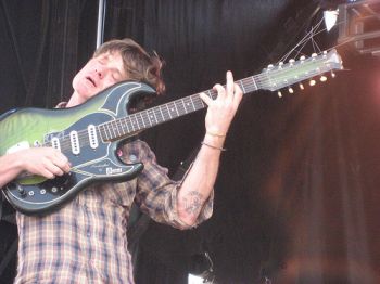 Thee Oh Sees' Dwyer really loves his guitar (photo by twi-ny/mdr)