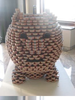 Food-related sculptures made of canned goods raise hunger awareness (photo by twi-ny/mdr)