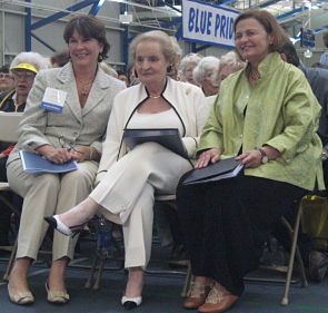 Madeleine Albrigh (center) gets ready for speech during her fiftieth college reunion at Wellesley (photo by twi-ny/mdr)