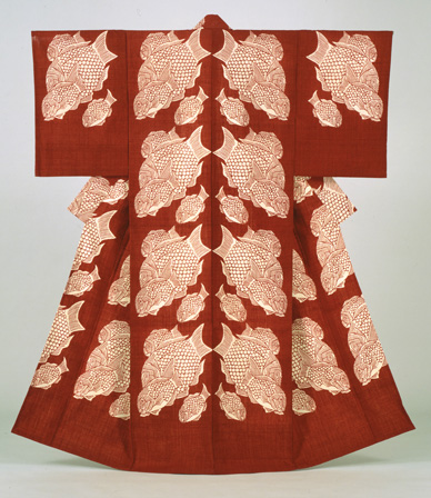 Serizawa Keisuke, "Seabream," kimono, stencil-dyed tsumugi-weave silk, 1964 (Courtesy Tōhoku Fukushi University Serizawa Keisuke Art and Craft Museum)