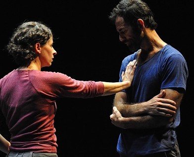 Rahel Vonmoos and Wally Cardona search for intimacy in A LIGHT CONVERSATION (photo © Christian Glaus)