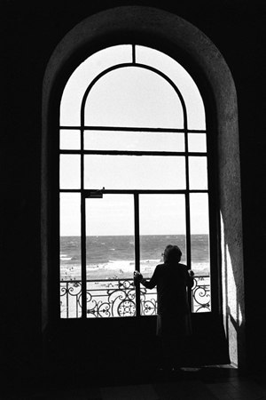 Marguerite Duras, Hall des Roches Noires, Trouville, 1982 (copyright Hélène Bamberger)