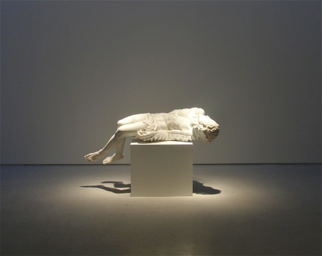 Fabio Viale, “Souvenir (Pietá) III,” white marble, 2006 (photo by twi-ny/mdr)