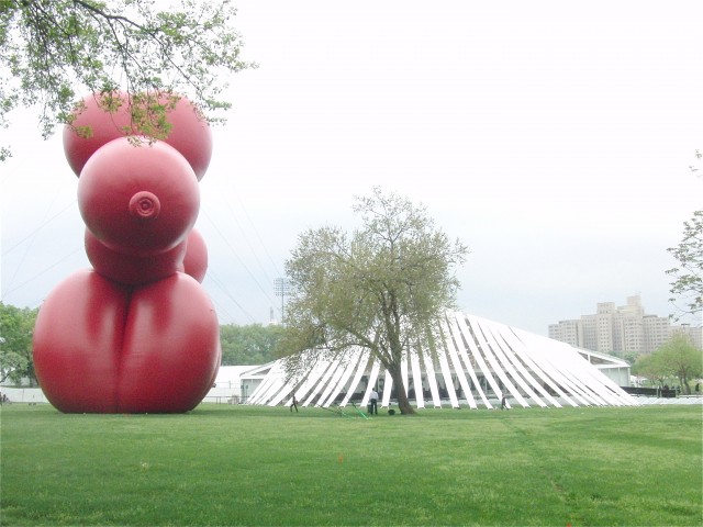 Paul McCarthy’s giant “Balloon Dog” welcomes visitors to the 2013 Frieze New York art fair (photo by twi-ny/mdr)