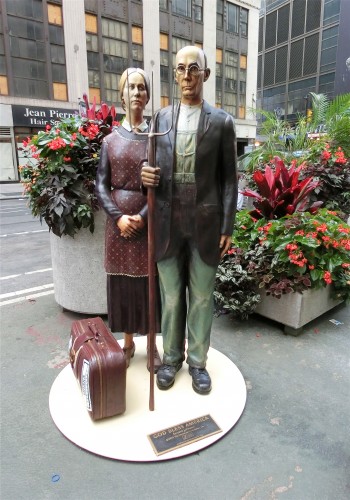 Seward Johnson reimagines the characters from Grant Wood’s “American Gothic” as tourists in “God Bless America” (photo by twi-ny/mdr)