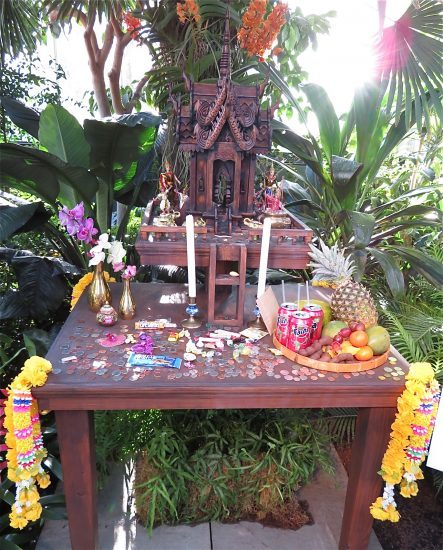Offerings are made at spirit houses for protection (photo by twi-ny/mdr)
