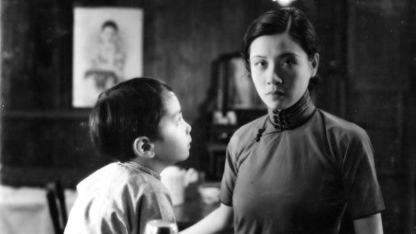A prostitute (Ruan Lingyu) dreams of a better life for her son (Keng Li) in Wu Yonggang’s The Goddess