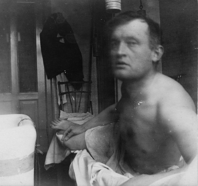 Edvard Munch à la Marat ved badekaret på Dr. Jacobsons klinikk tidl. B1855