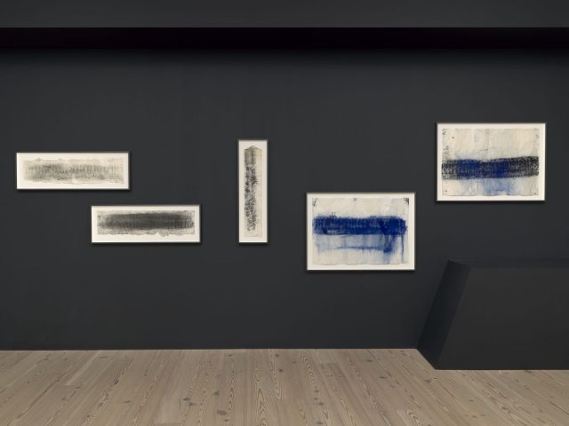 Installation view of Jason Moran (Whitney Museum of American Art, New York, September 20, 2019-January 5, 2020). From left to right: Jason Moran, Run 2, 2016; Jason Moran, Run 6, 2016; Jason Moran, Strutter’s Ball, 2016; Jason Moran, Blue (Creed) Gravity 1, 2018; Jason Moran, Black and Blue Gravity, 2018. Photograph by Ron Amstutz